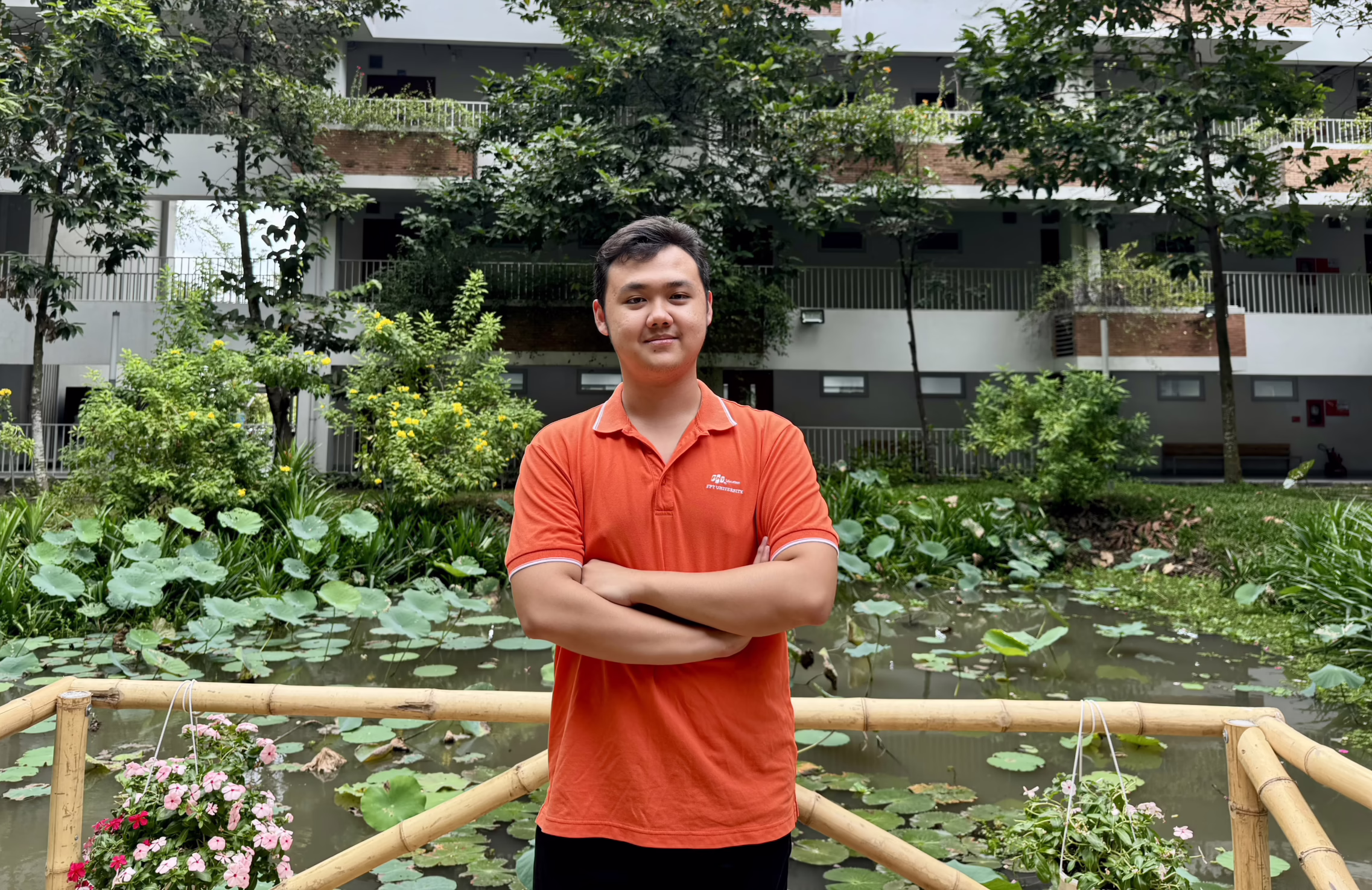 Sinh viên Vũ Quang Huy (1) Sinh viên Vũ Quang Huy cùng các thành viên trong nhóm giành giải Ba ở nội dung đồng đội