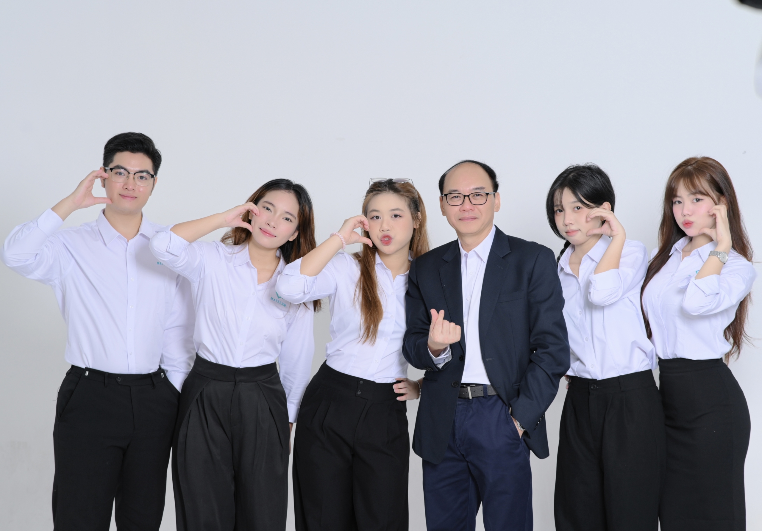 Thầy giảng viên hướng dẫn và Team MATECOM Thầy Lê Hoàng Anh - Giảng viên hướng dẫn chụp cùng các thành viên dự án MATECOM