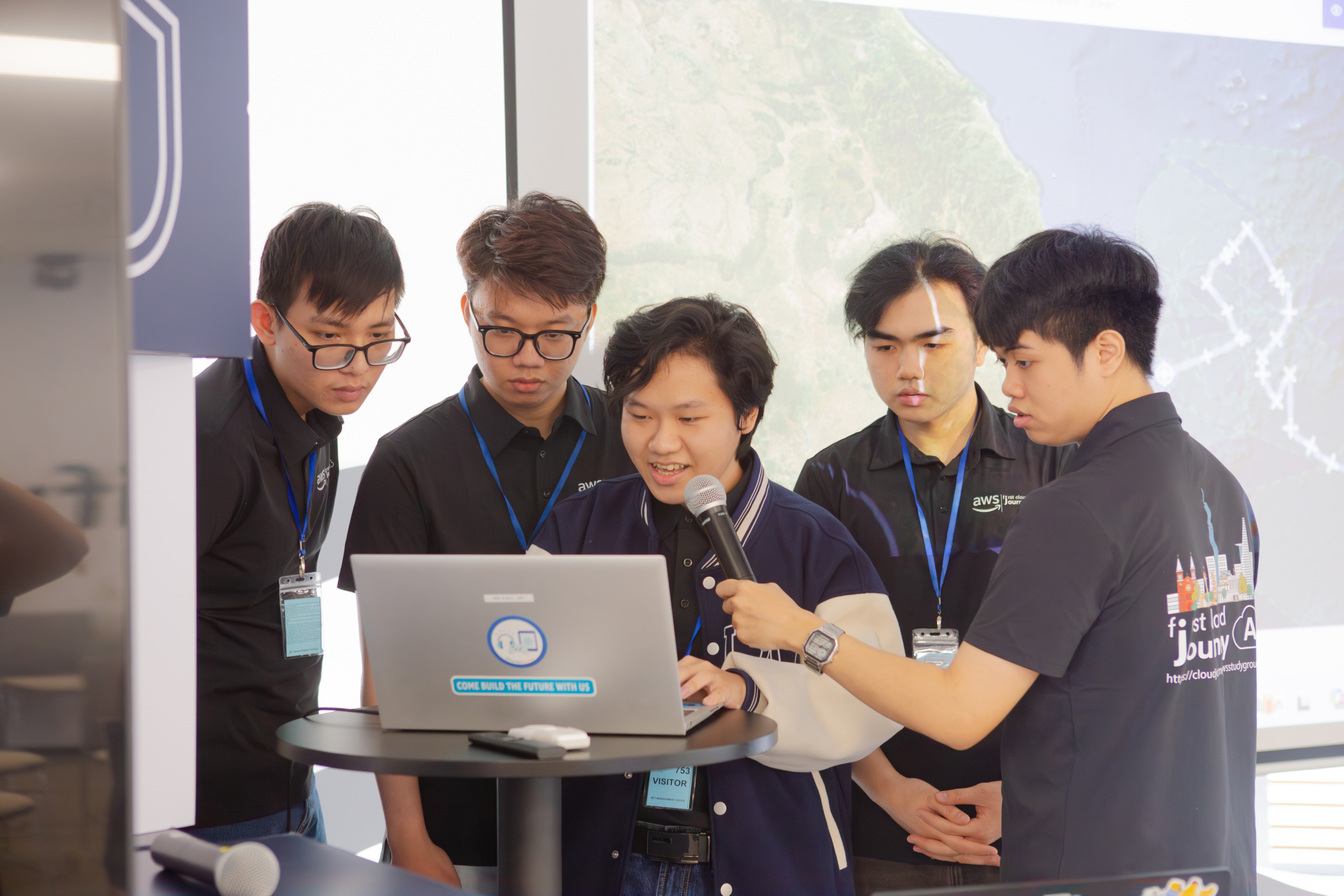 awsOJT 27 Sinh viên trình bày các bài báo cáo của mình và nhận được sự đánh giá, phản biện trực tiếp từ doanh nghiệp