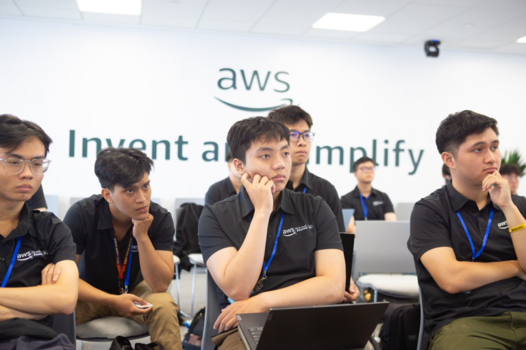 265 sinh viên Trường Đại học FPT hoàn thành kỳ thực tập tại Amazon Web Services (AWS)
