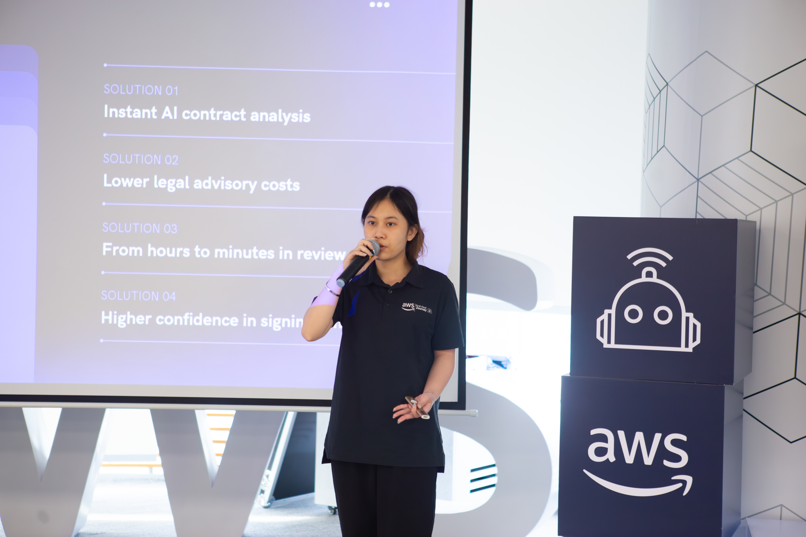 awsOJT 83 Bạn Trần Thị Minh Anh – sinh viên khóa 19, chuyên ngành Trí tuệ nhân tạo tại buổi báo cáo thực tập