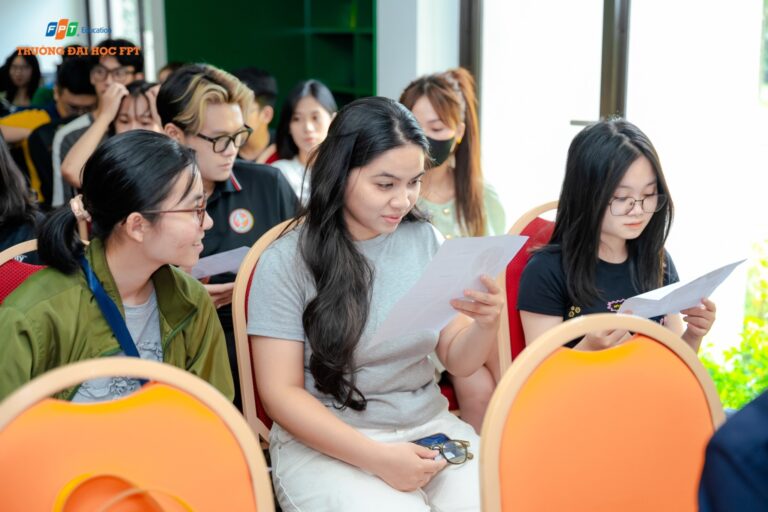 Sinh viên Ngôn ngữ Anh học cách tạo hồ sơ xin việc ấn tượng