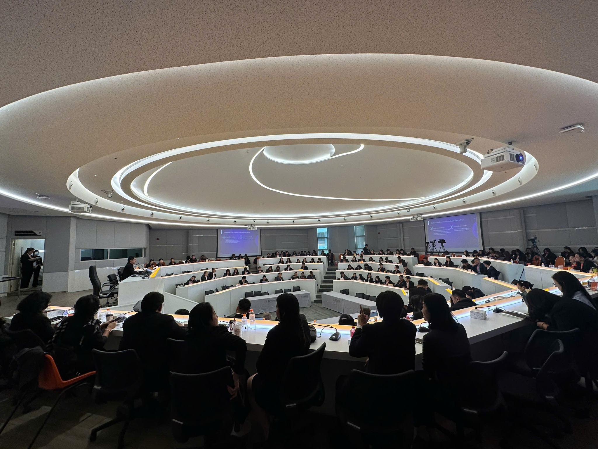 sinh-vien-fpt-tham-gia-hoi-thao-ictaect-2025-thai-lan-1