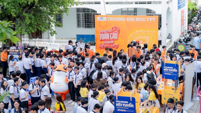 Học sinh Trường THPT Phan Ngọc Hiển hào hứng tìm hiểu về Trường Đại học FPT tại Ngày hội Hướng nghiệp