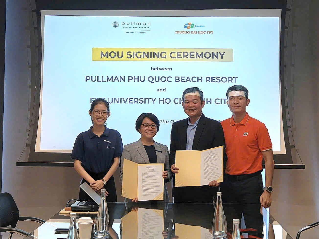 z7347150011919 87814b7eb1ffa4c90be737fa855548f0 Đại diện Trường Đại học FPT (phải) và Pullman Phú Quốc Beach Resort (trái) thực hiện trao Biên bản Thỏa thuận Hợp tác (MOU)