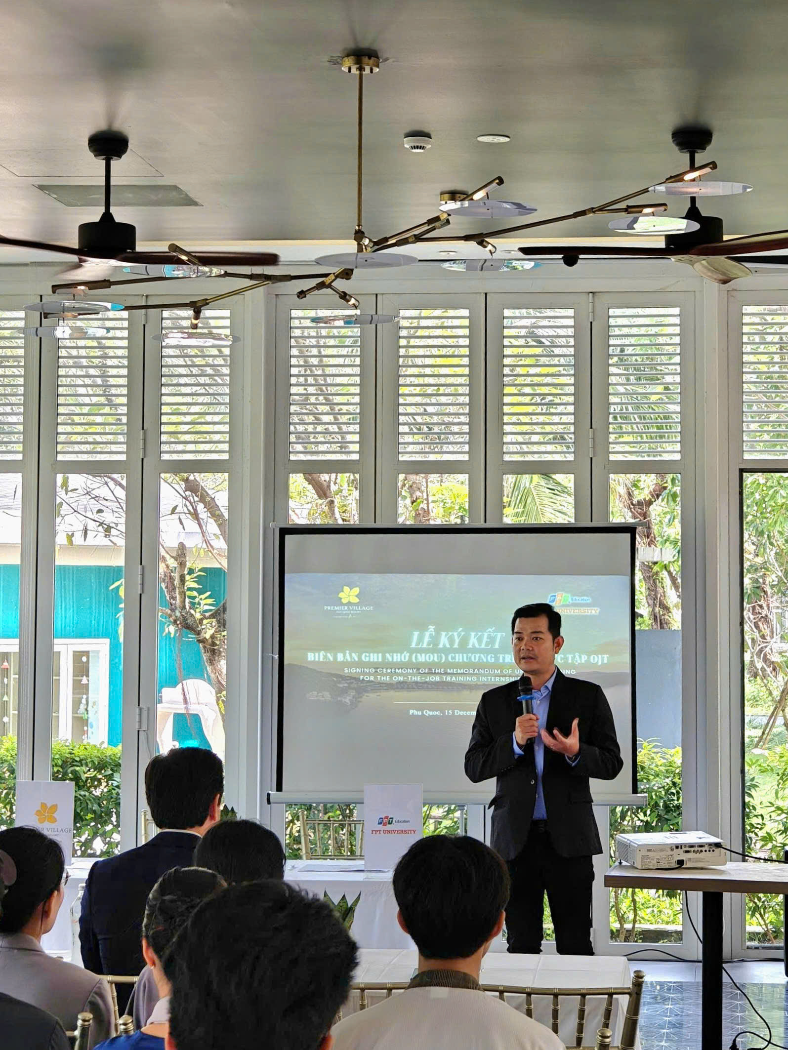 z7347150024927 453b3daccf14ef9889d685e7a2e2fbcf Ông Nguyễn Trần Phước Bảo – Trưởng Phòng Quan hệ doanh nghiệp Trường Đại học FPT phát biểu tại buổi lễ