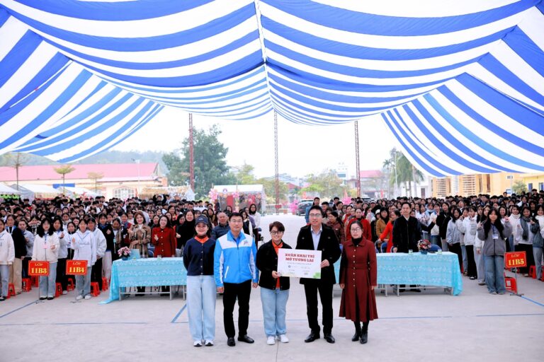 FPT trao học liệu AI cho hơn 1.000 học sinh dân tộc thiểu số tỉnh Điện Biên