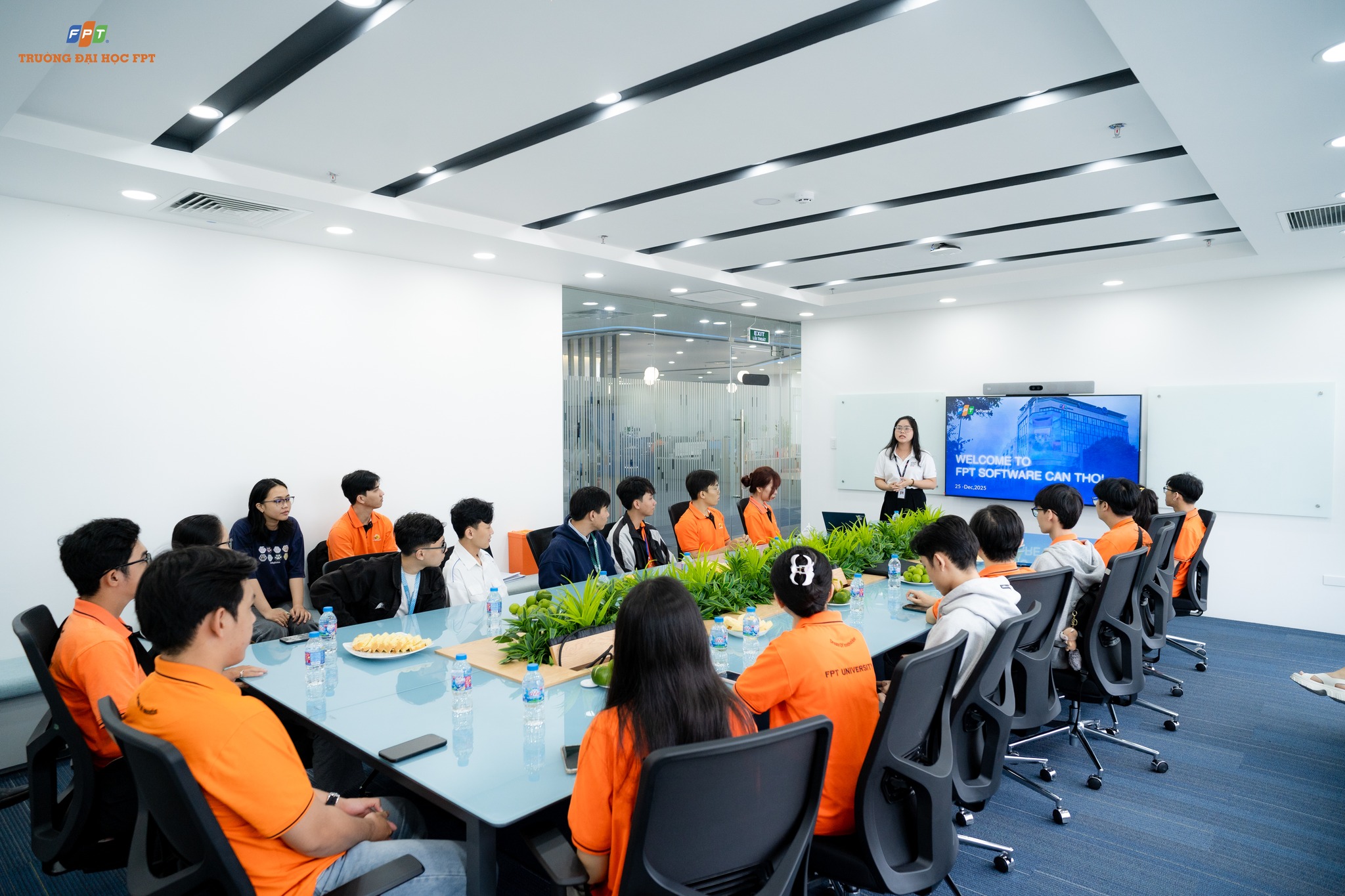 sinh-vien-truong-dai-hoc-fpt-trai-nghiem-thuc-te-nganh-nghe-2