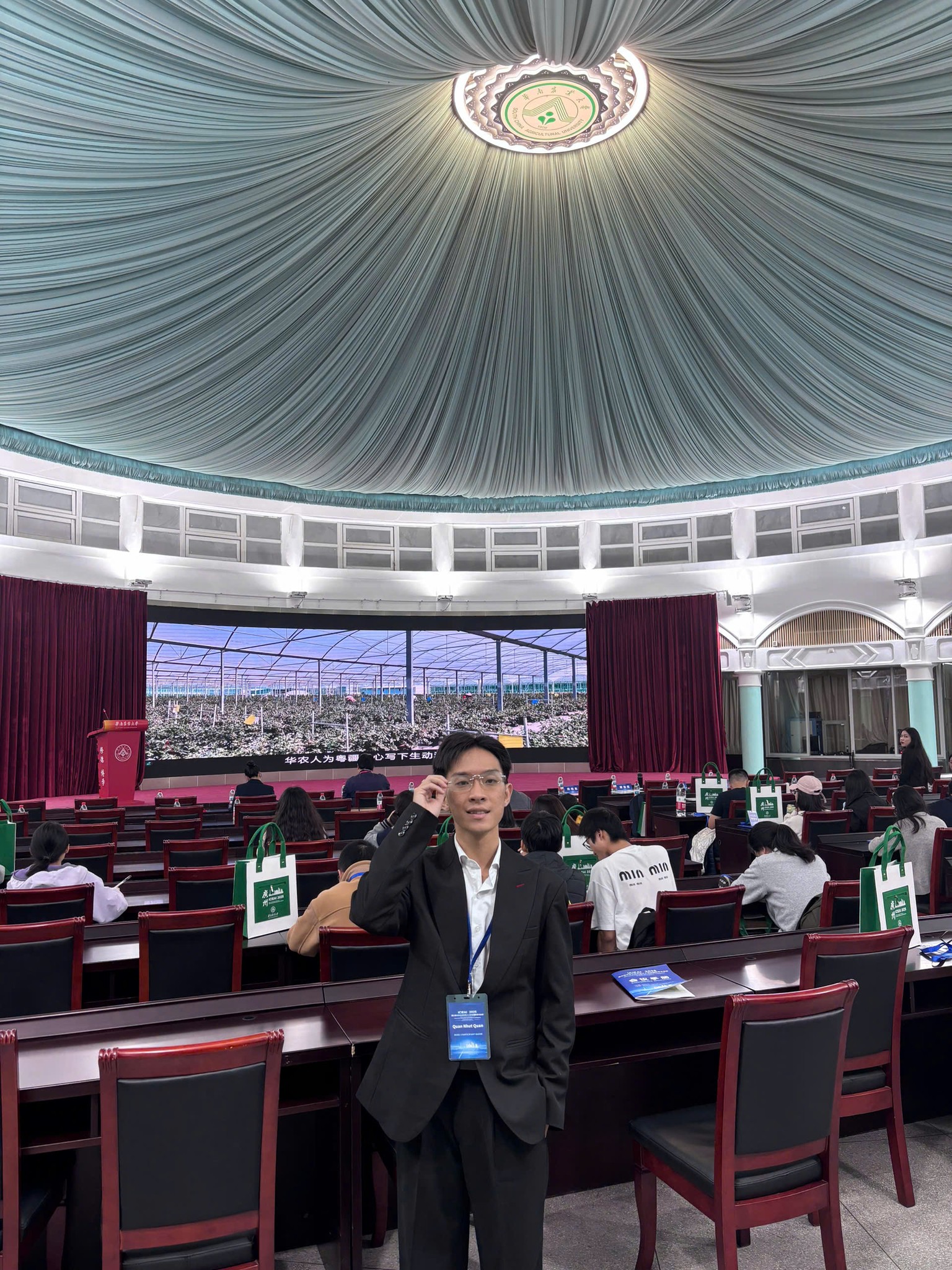 nam-sinh-truong-dai-hoc-fpt-trinh-bay-nghien-cuu-tai-hoi-thao-quoc-te-3