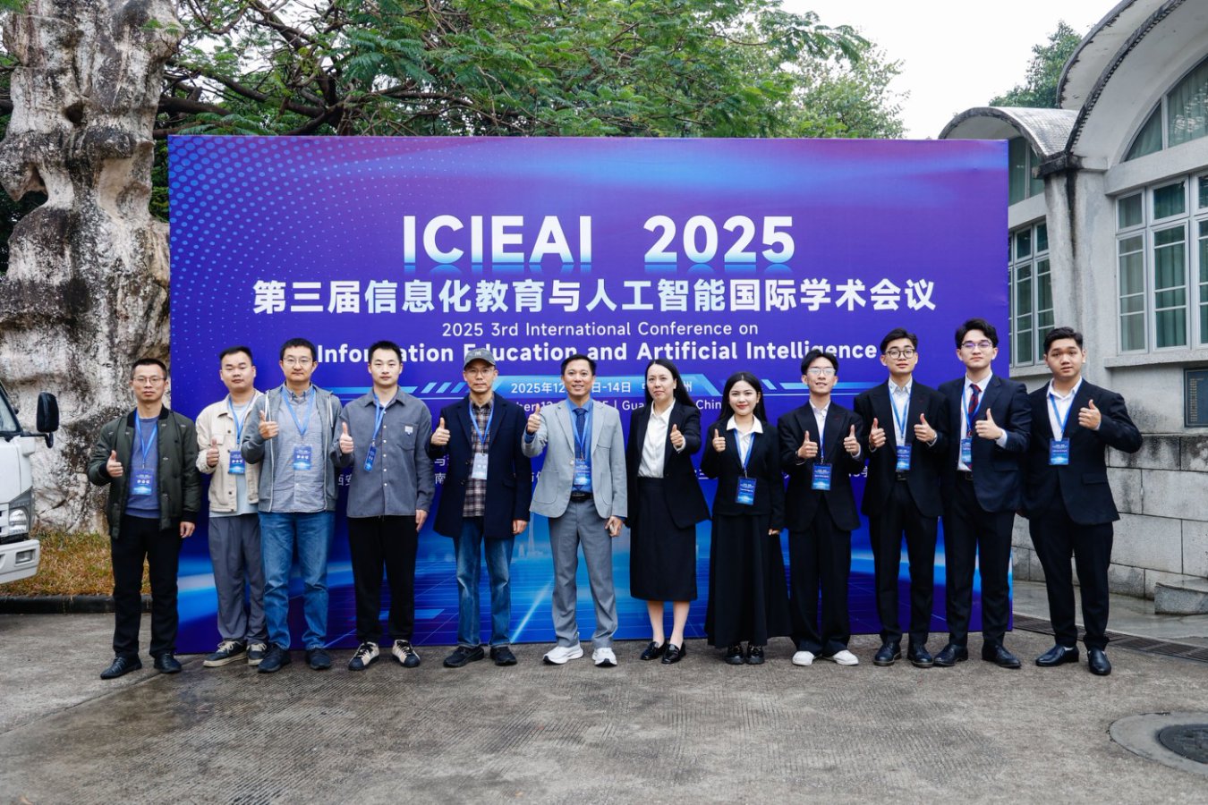 sinh-vien-truong-dai-hoc-fpt-bao-cao-nghien-cuu-2