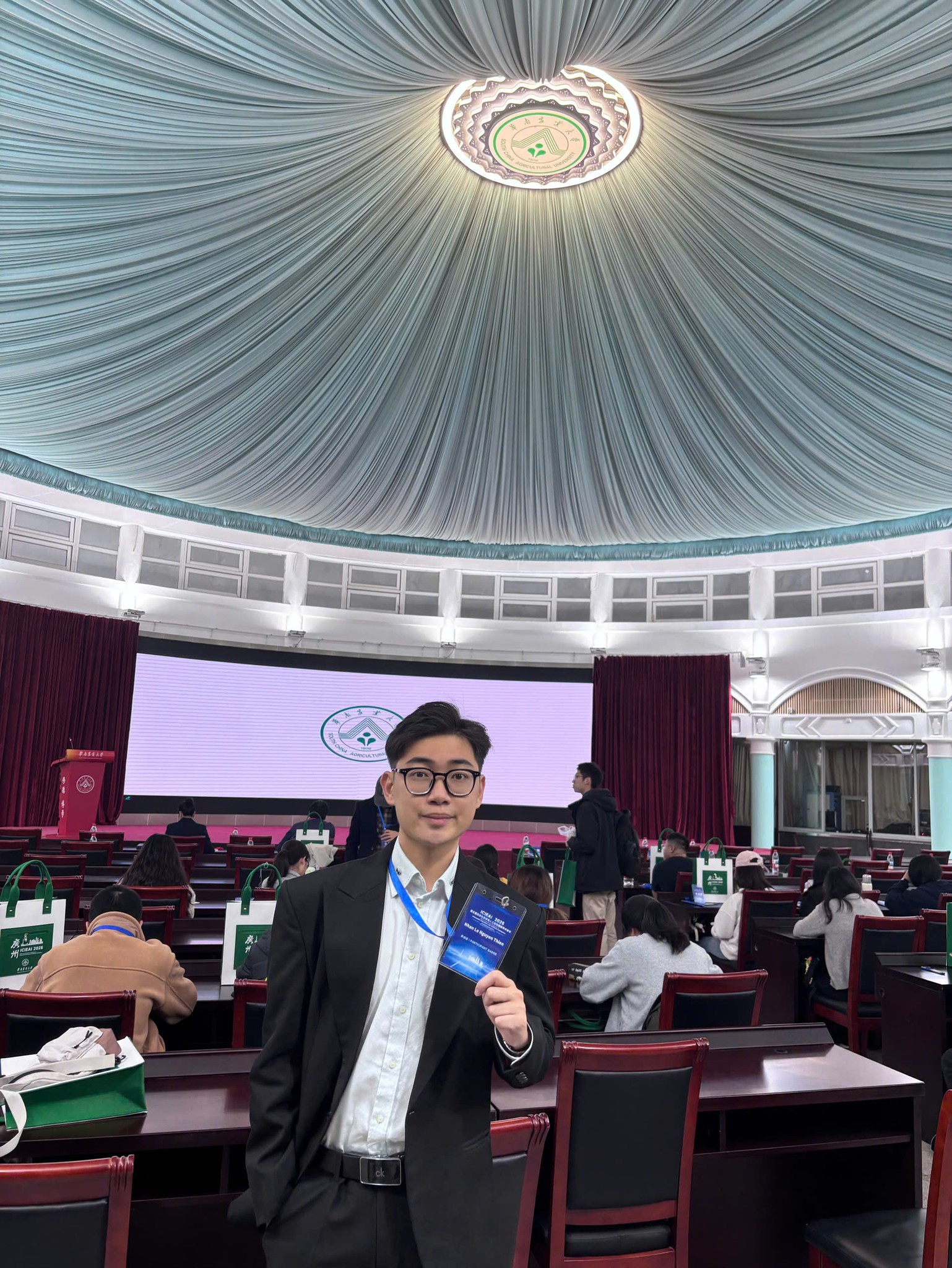 sinh-vien-truong-dai-hoc-fpt-bao-cao-nghien-cuu-3