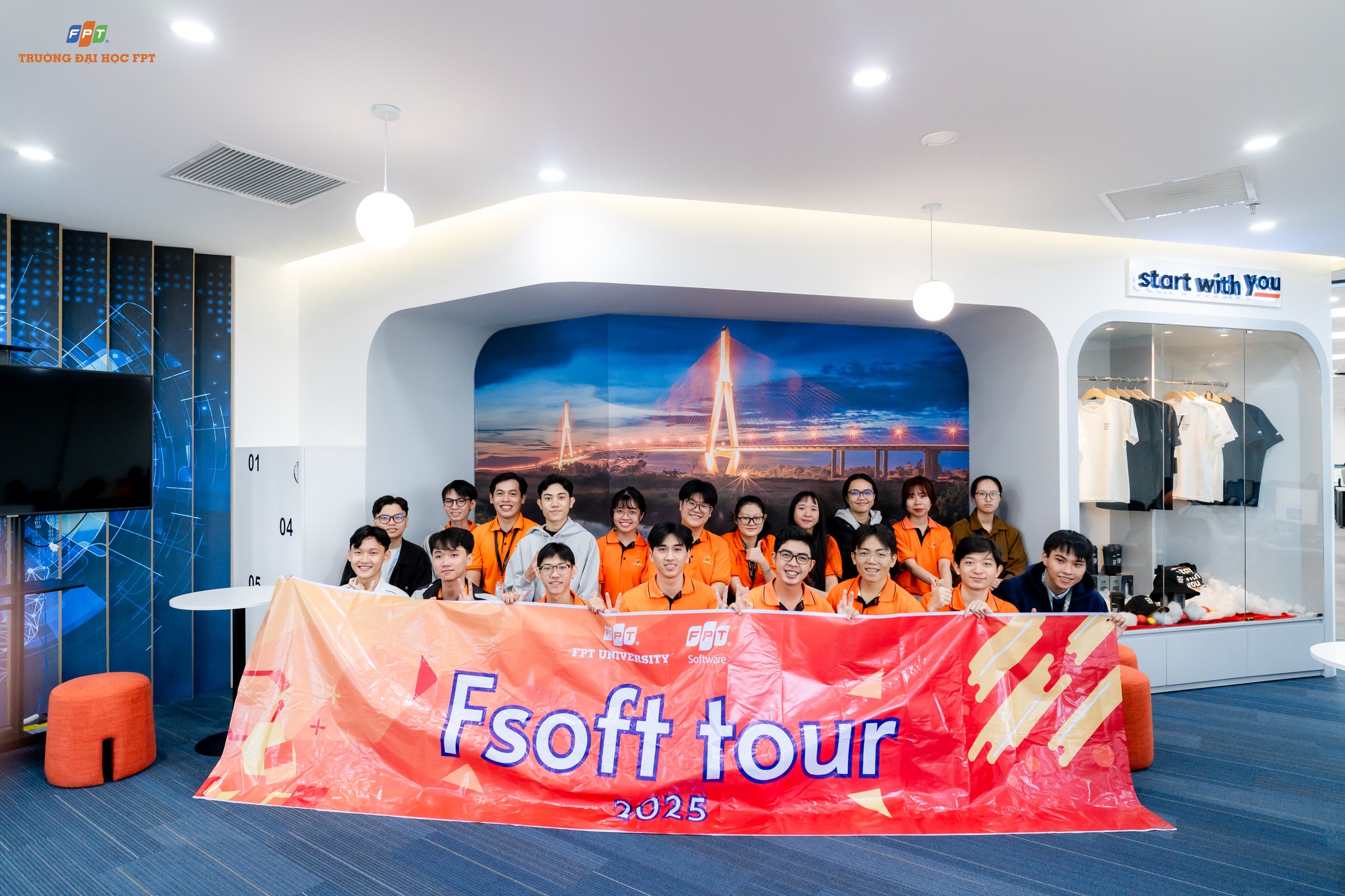 sinh-vien-truong-dai-hoc-fpt-trai-nghiem-thuc-te-nganh-nghe-1