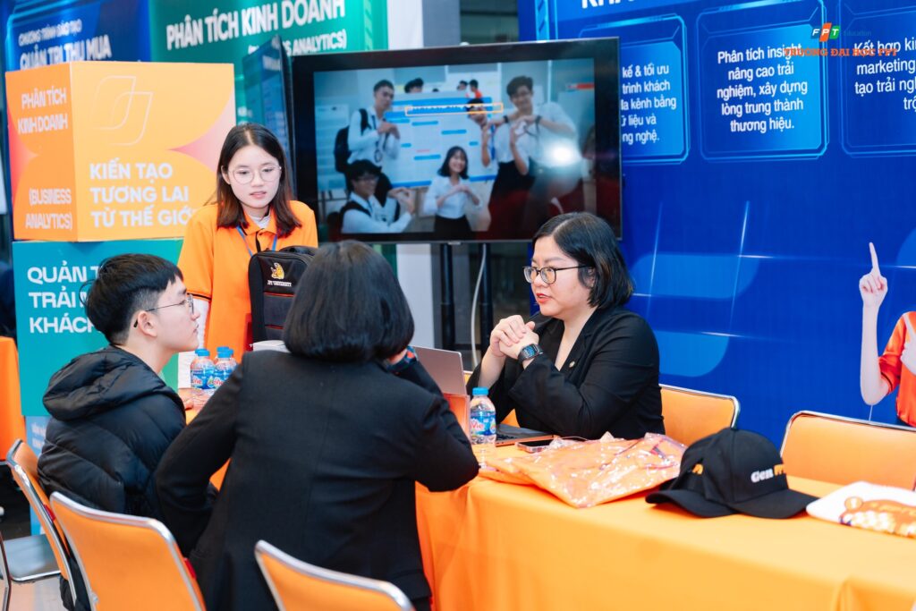 Hoạt động tư vấn cùng giảng viên tại các gian hàng ngành học giúp học sinh tháo gỡ những băn khoăn về lộ trình đào tạo.