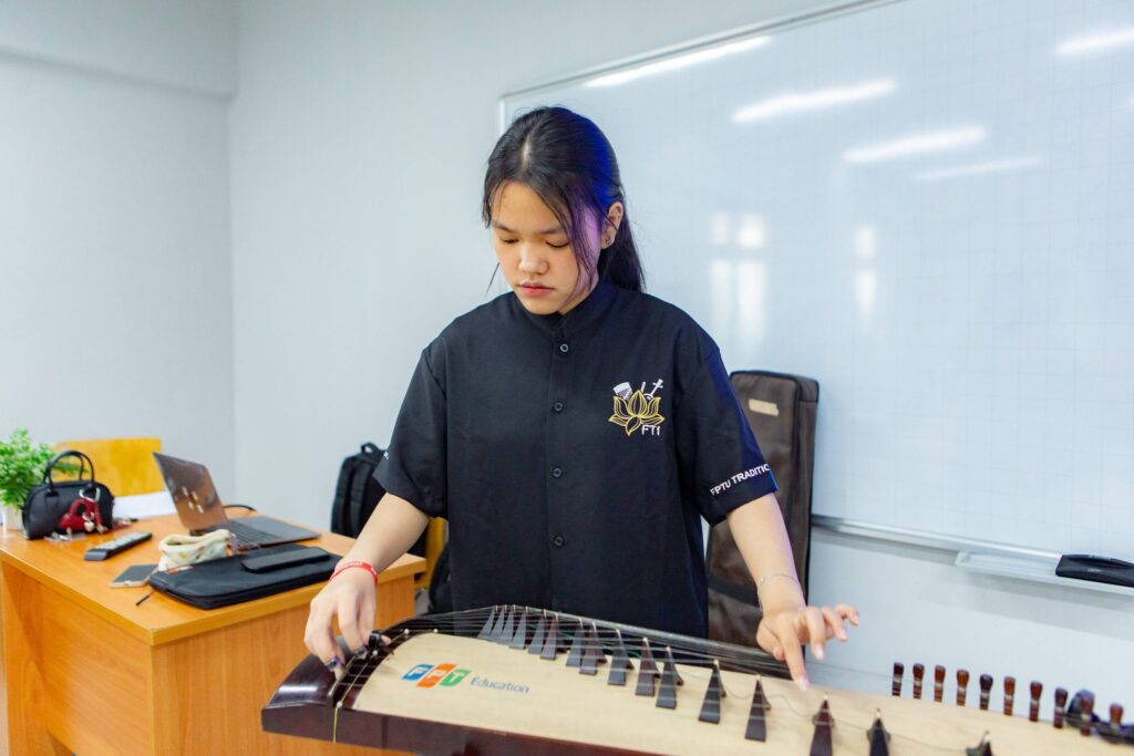 Học sinh THPT trải nghiệm đàn tranh