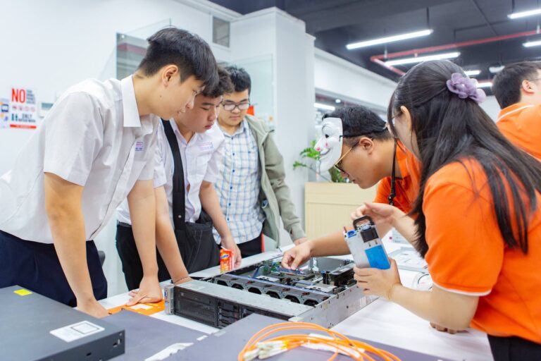 Học sinh THPT “đổ bộ” Trường Đại học FPT trong ngày hội Open Day tại TP.HCM: Trải nghiệm công nghệ và định hướng tương lai