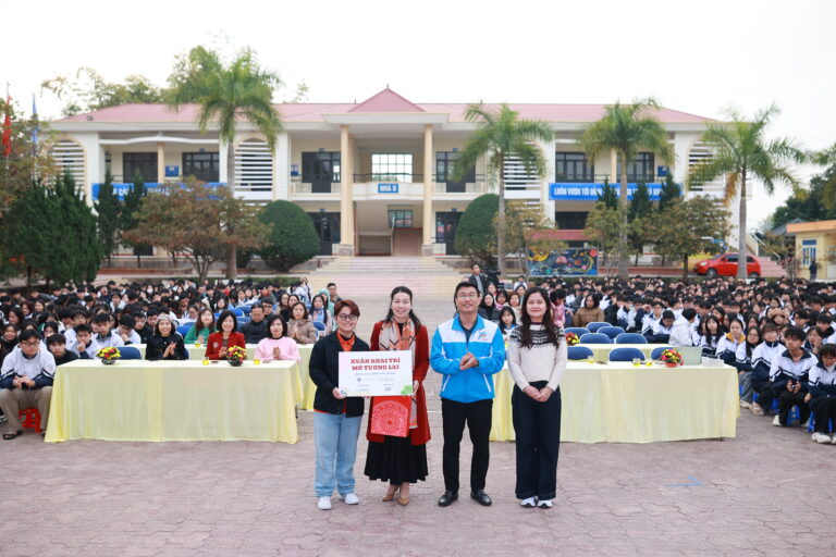 Gần 1.000 học sinh THPT chuyên tỉnh Điện Biên tiếp cận bộ học liệu AI do FPT trao tặng