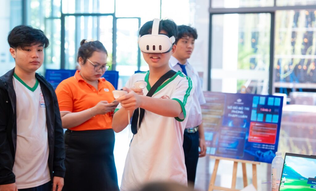 Học sinh THPT trải nghiệm công nghệ thực tế ảo tại ngày hội