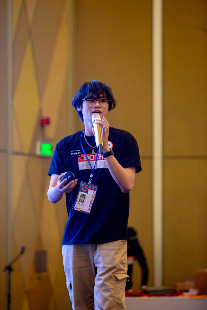 Hồ Hữu Tường tự tin thuyết trình trong cuộc thi DevFest 2023
