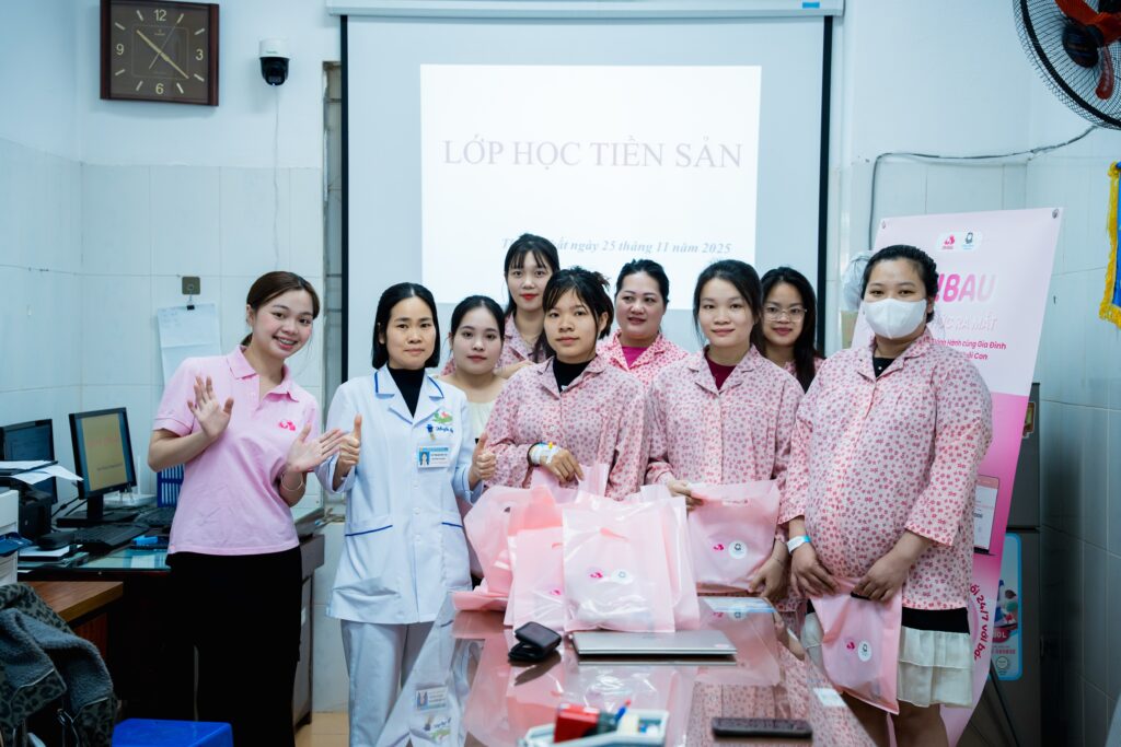 Các thành viên dự án tham gia thiện nguyện tại bệnh viện đa khoa Thạch Thất (Hà Nội)