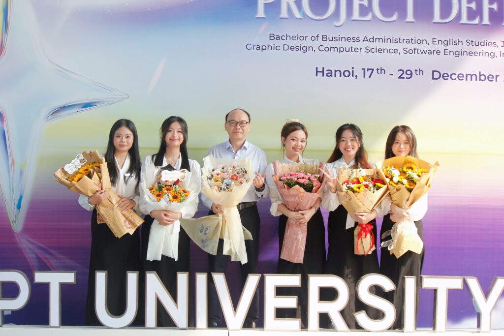 Nhóm dự án Oh!Bầu chụp cùng giảng viên hướng dẫn Lê Hoàng Anh (giữa) tại buổi bảo vệ đồ án tốt nghiệp