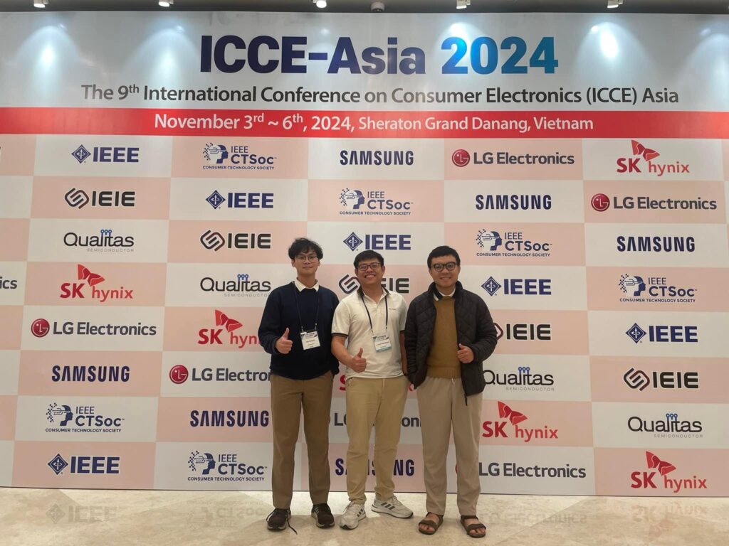 Hữu Tường (trái) tham gia nhiều sự kiện học thuật trong và ngoài nước