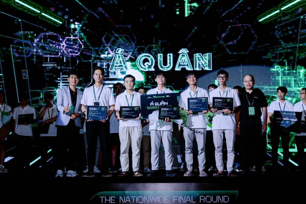 Tường cùng nhóm sinh viên Trường ĐH FPT cơ sở Đà Nẵng giành giải thưởng tại một cuộc thi về trí tuệ nhân tạo