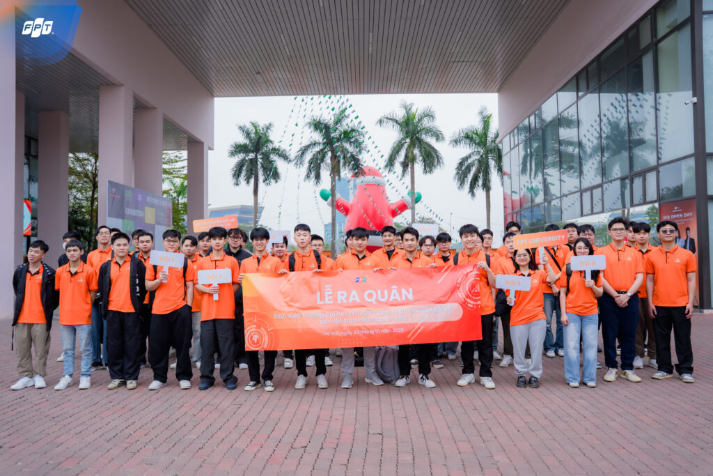 Sinh viên Trường Đại học FPT hỗ trợ địa phương triển khai Nghị quyết 57 tại phường Sơn Tây (Hà Nội)