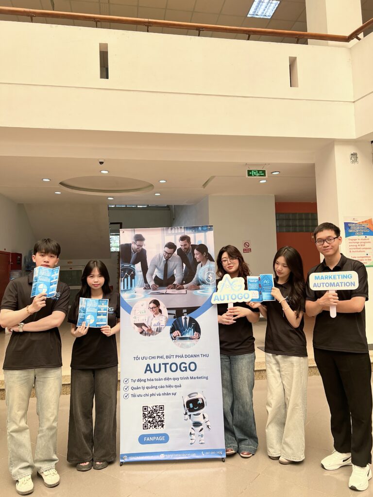 Các thành viên đặt quầy giới thiệu thông tin dự án