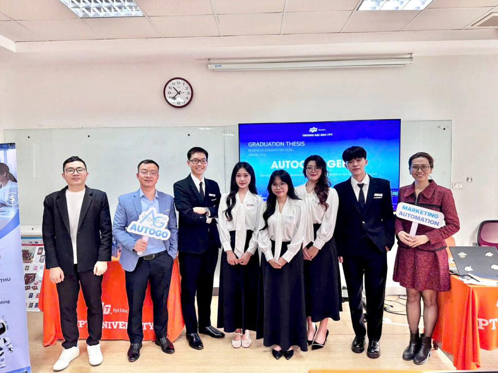 Các thành viên dự án AutoGo trình bày tại buổi bảo vệ đồ án tốt nghiệp