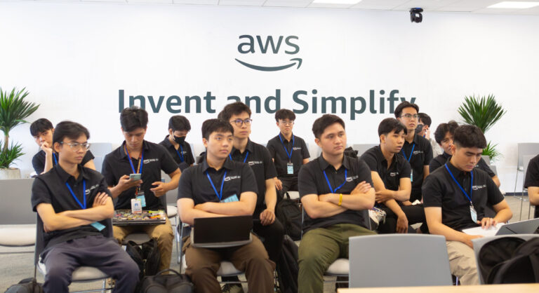 265 sinh viên Trường Đại học FPT hoàn thành học kỳ OJT tại Amazon Web Services (AWS)