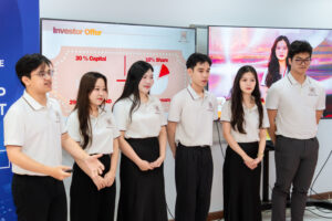 5 thành viên trong nhóm đồ án tốt nghiệp ReHistoria tại buổi bảo vệ