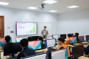 Một lớp học trải nghiệm chuyên ngành Vi mạch bán dẫn cho học sinh THPT tại Trường Đại học FPT.