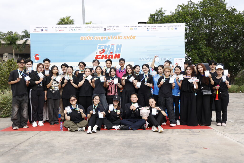 Nhóm đồ án cùng Cộng tác viên sự kiện bước chạy “Thân Vận Thận”