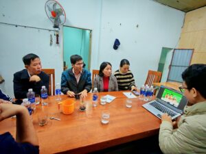 Đại diện Trường Đại học FPT - Giảng viên Trịnh Lê Tân - trình bày về các phương án hỗ trợ từ trường dành cho các tiểu thương ở chợ Bắc Mỹ An.