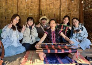 Những buổi đầu tiên các thành viên nhóm Zỏi Zang đặt chân đến những bản làng, trực tiếp sờ - nắm - trải nghiệm trọn vẹn văn hoá Cơ Tu cùng người bản địa.