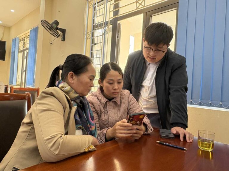 Sinh viên Trường Đại học FPT hỗ trợ kỹ năng số cho cán bộ, người dân đặc khu Cô Tô, Quảng Ninh