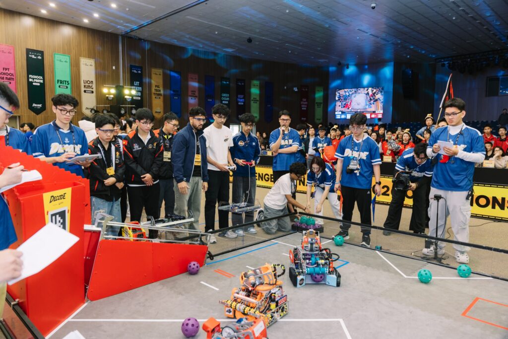 Học sinh THPT được cọ xát với bạn bè cùng chung đam mê trên cả nước và quốc tế để cùng tranh tài và học hỏi lẫn nhau. Ảnh: TH