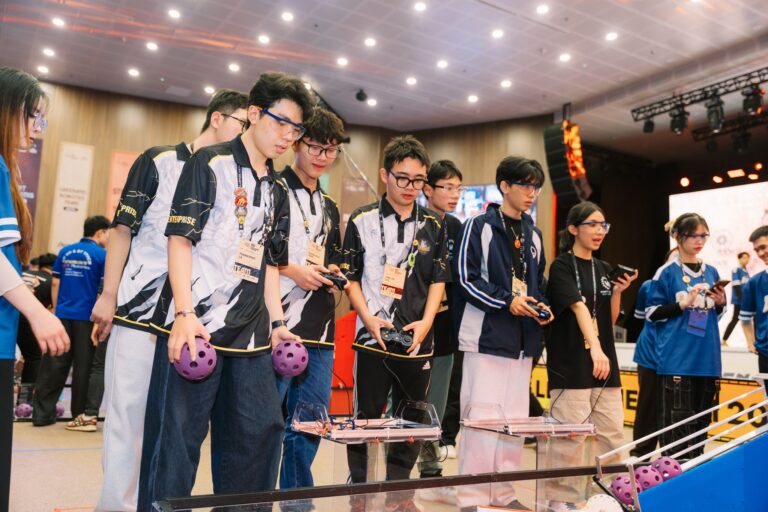 Hai đội học sinh Việt Nam sẽ thi đấu giải vô địch robotics tại Mỹ 2026