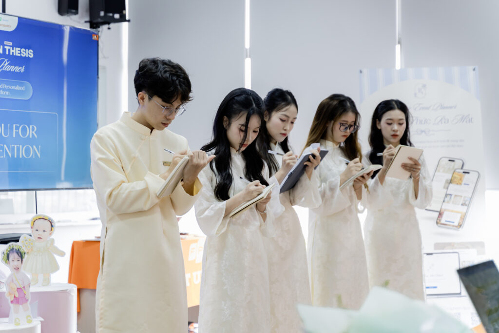 Các thành viên ghi chú những nhận xét, đánh giá từ hội đồng đồ án tốt nghiệp