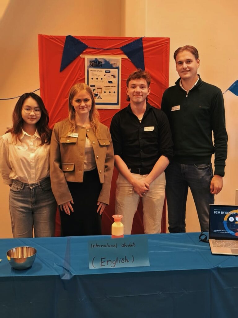 Mai Phương – sinh viên FPTU và các bạn học tại Hà Lan