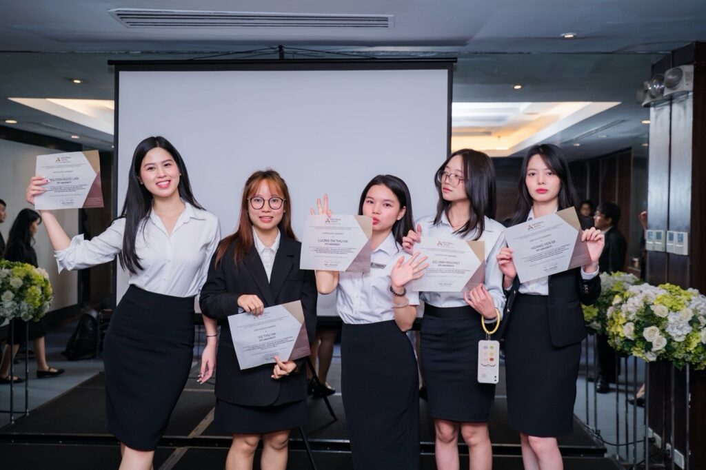 Trải nghiệm các kỳ OJT, du học ngắn tại nhiều quốc gia trên thế giới và học tập qua dự án thực tiễn, sinh viên được rèn luyện tư duy và bản lĩnh toàn cầu