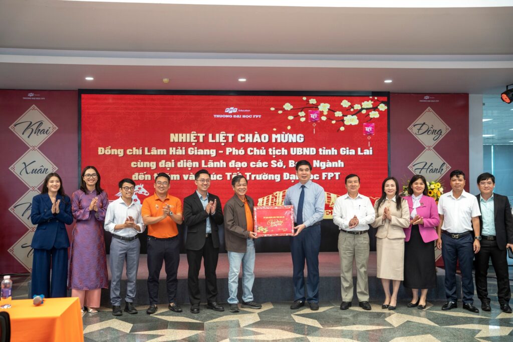 dai dien lanh dao chuc tet truong dai hoc fpt