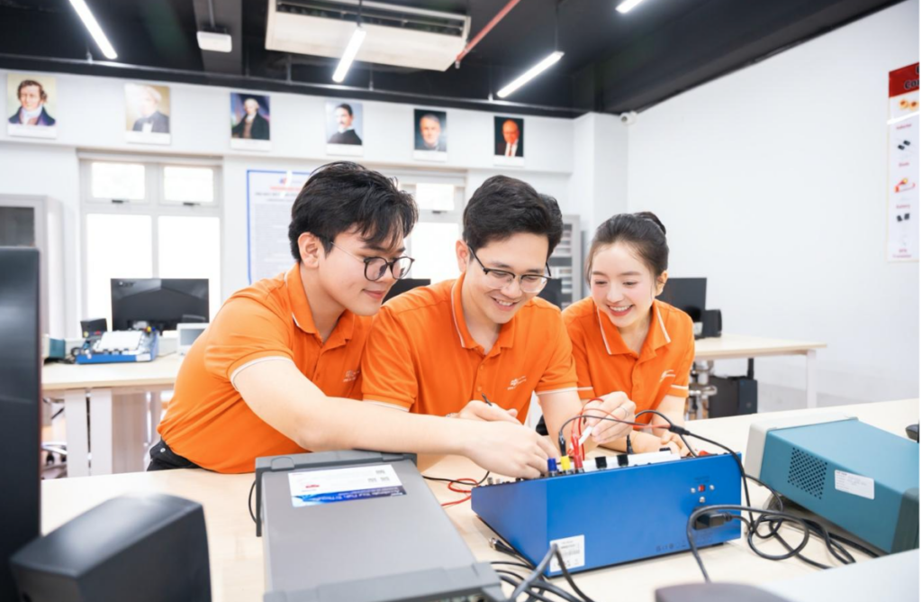 Học bổng Nguyễn Văn Đạo được thiết kế như một chương trình đầu tư toàn diện vào con người. Ảnh: VH