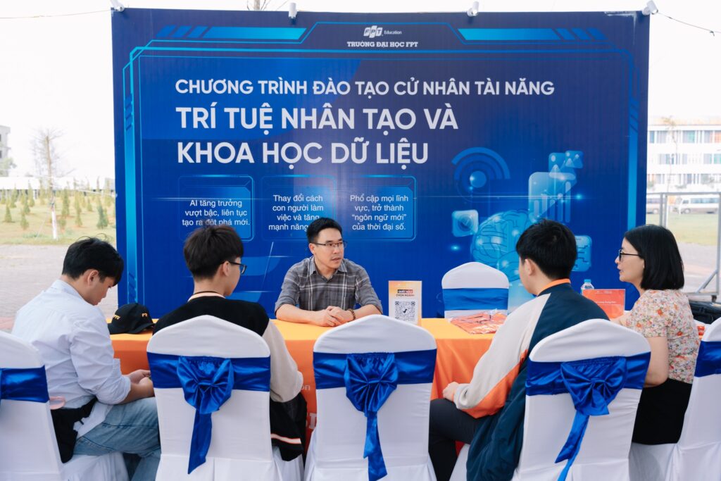 Hoạt động tư vấn ngành nghề được diễn ra tại các gian hàng