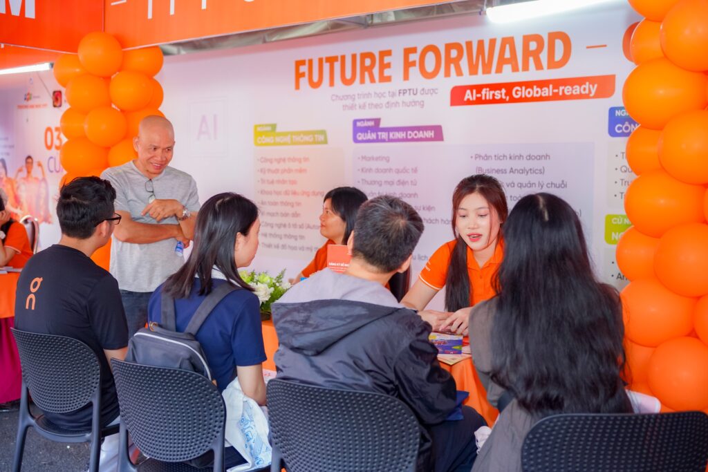 Phụ huynh, học sinh tìm hiểu thông tin tuyển sinh tại gian tư vấn Trường Đại học FPT tại TP.HCM.