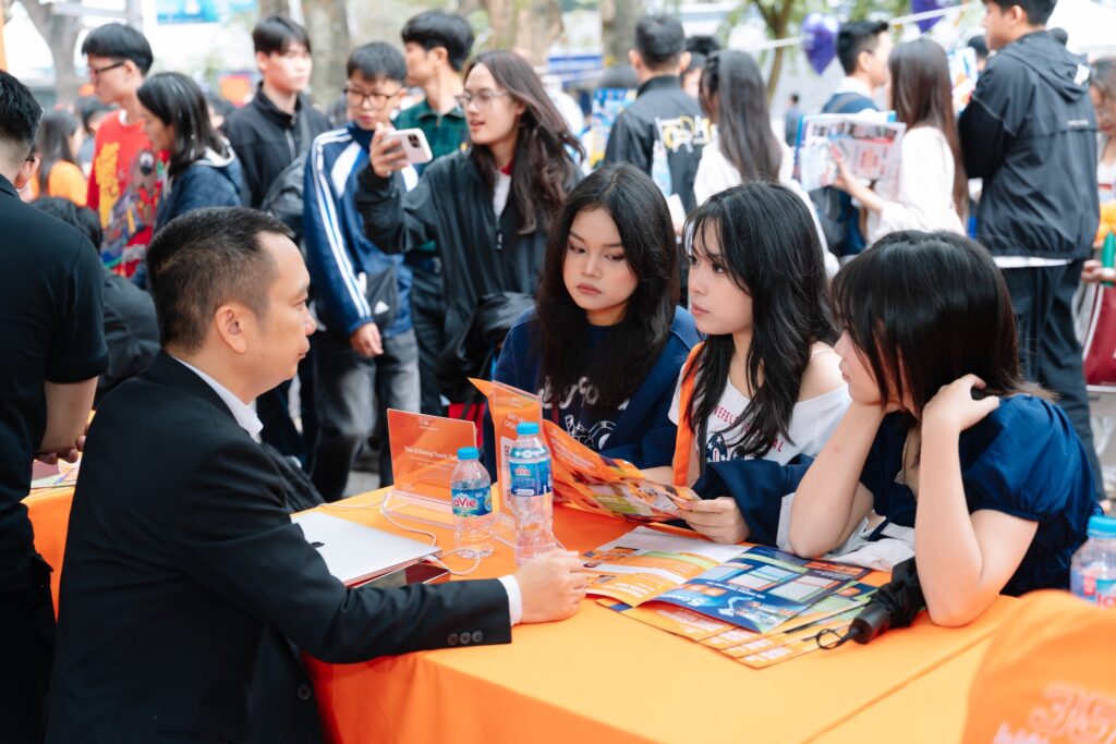 Những thông tin về quy chế tuyển sinh, ngành đào tạo được chia sẻ đến học sinh THPT.