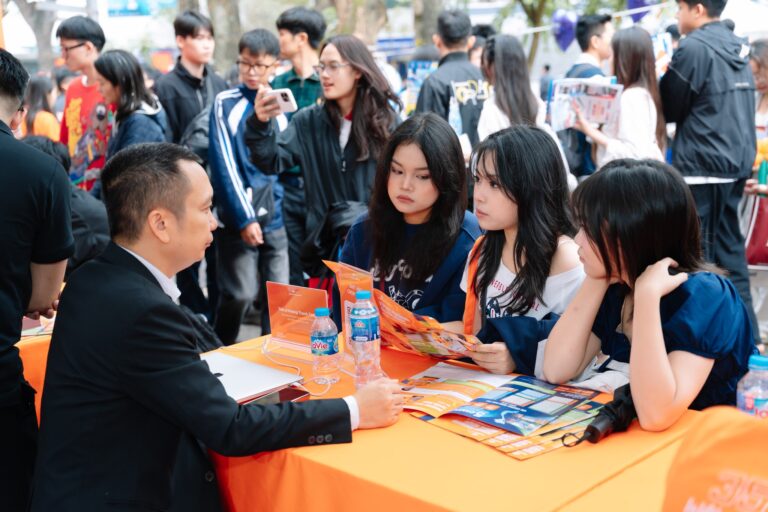 “Giải mã” sức hút tại gian tư vấn FPTU: Học sinh Gen Z đang tìm kiếm điều gì?
