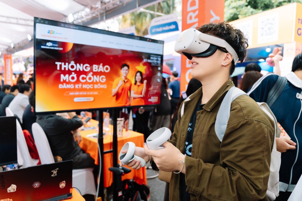 Học sinh THPT trải nghiệm công nghệ thực tế ảo tại gian hàng FPTU.