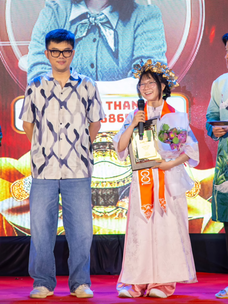 Danh hiệu Cóc Vàng và câu chuyện về sự nỗ lực bền bỉ của nữ sinh FPTU 2 Diệu Thanh chia sẻ niềm vui mừng của bản thân tại Lễ tôn vinh Top 100 sinh viên xuất sắc học kỳ Fall 2025.