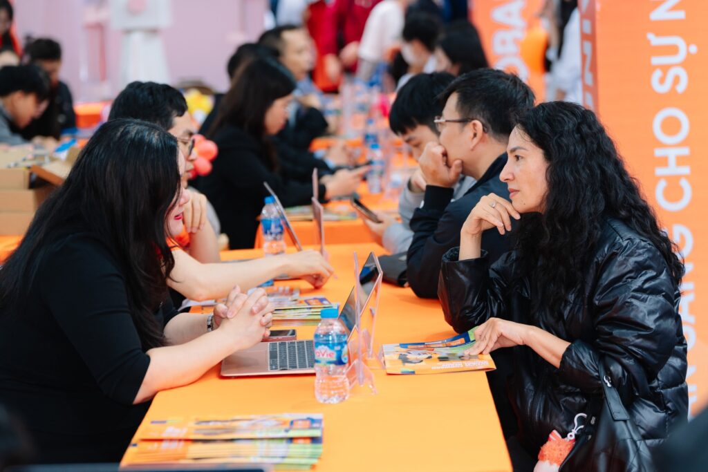 Phụ huynh quan tâm, tìm hiểu các thông tin tuyển sinh của Trường Đại học FPT.